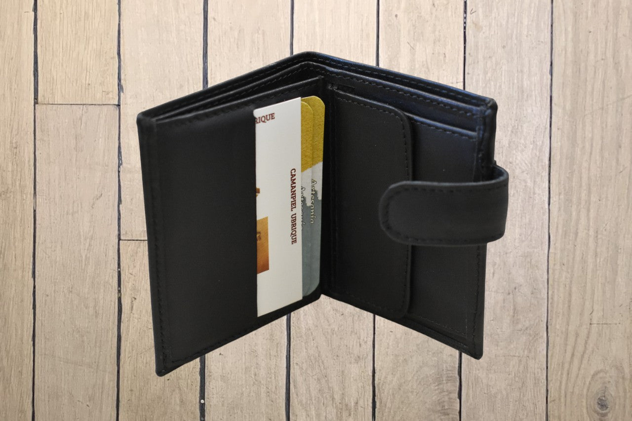 CARTERA DE PIEL NEGRA. CIERRE CON BROCHE