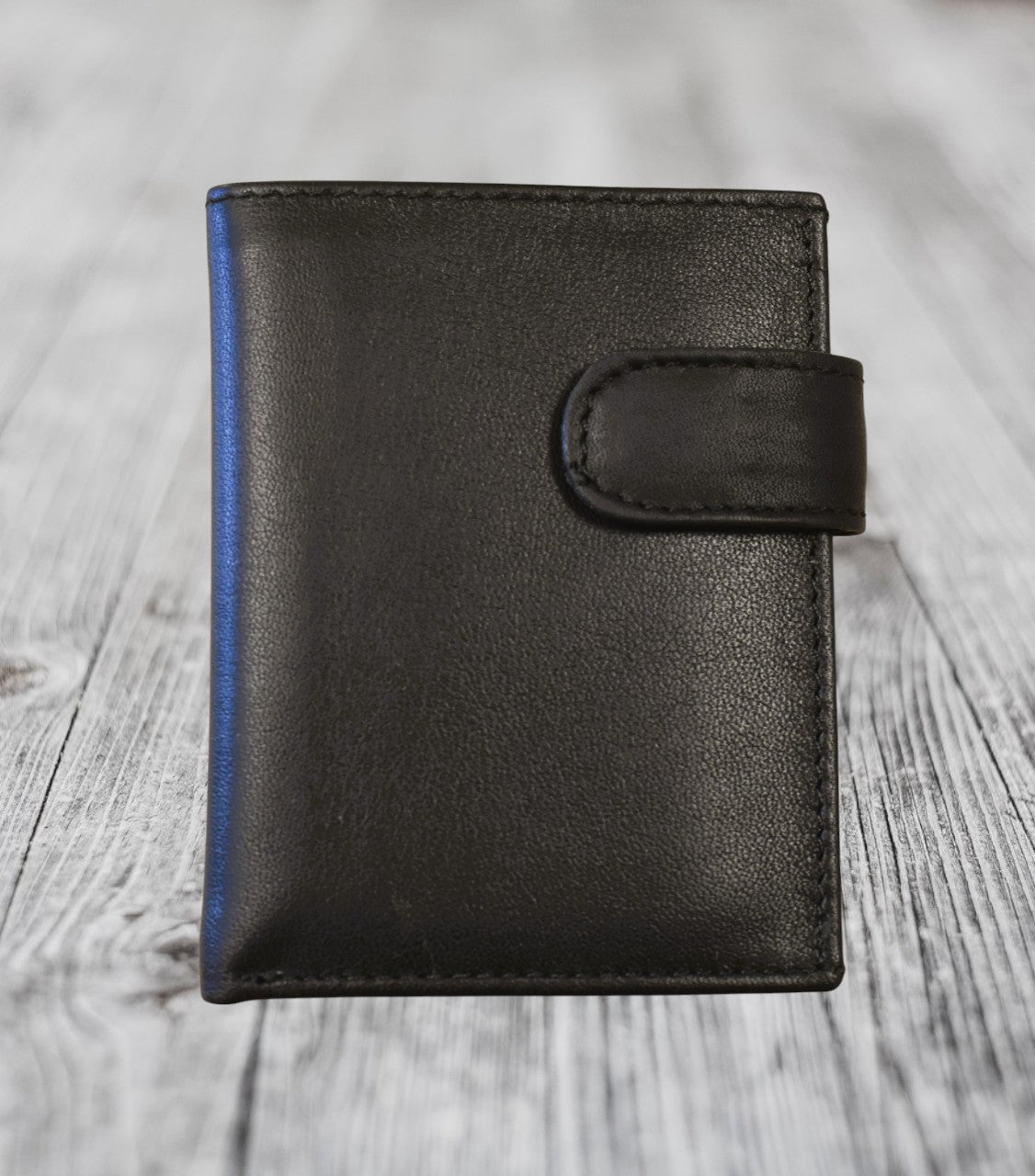 CARTERA DE PIEL NEGRA. CIERRE CON BROCHE