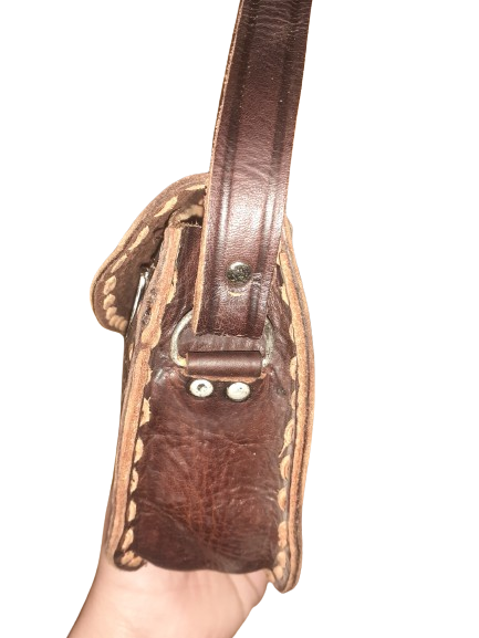 Bolso ovalado hebilla mediano labrado