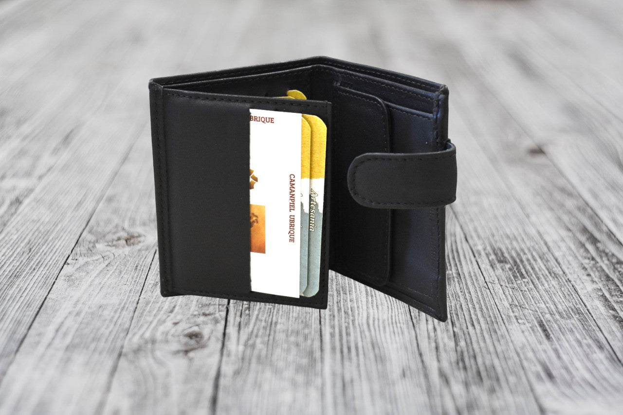 CARTERA DE PIEL NEGRA. CIERRE CON BROCHE