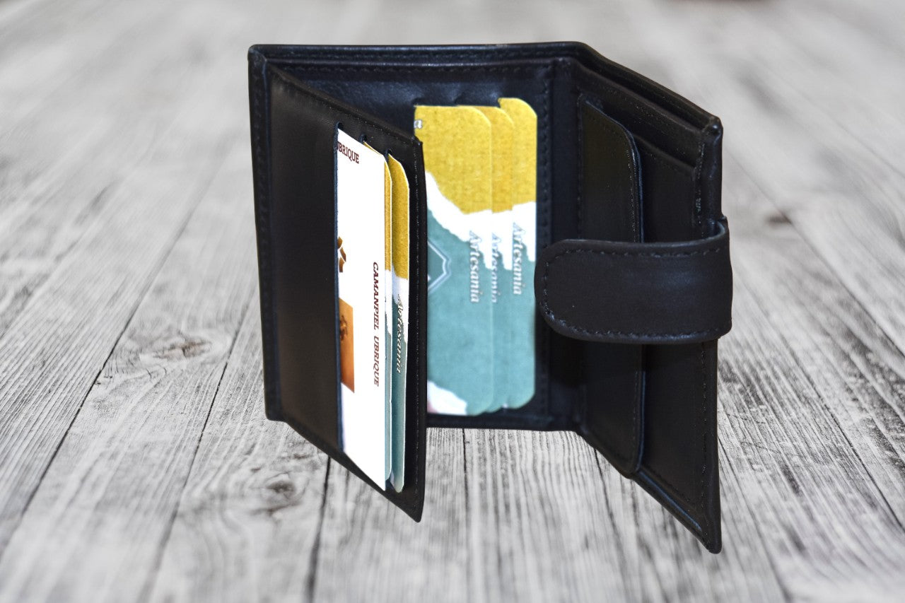 CARTERA DE PIEL NEGRA. CIERRE CON BROCHE