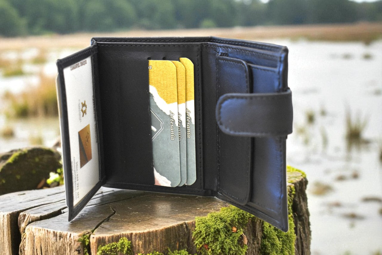 CARTERA DE PIEL NEGRA. CIERRE CON BROCHE