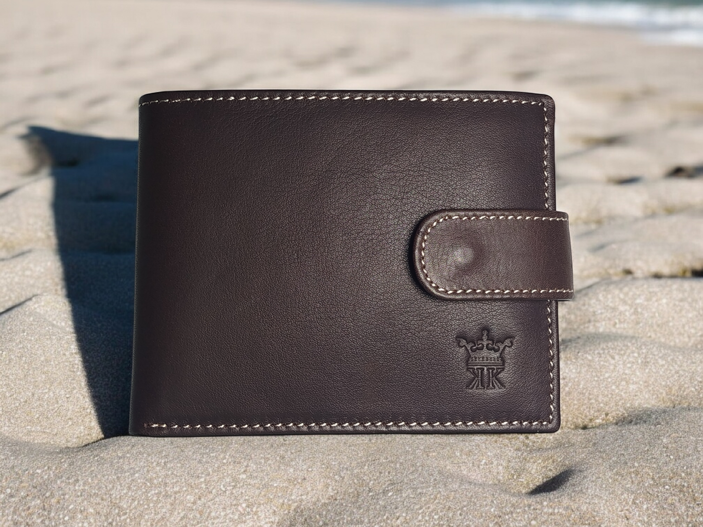 CARTERA DE PIEL MARRÓN. CON BROCHE