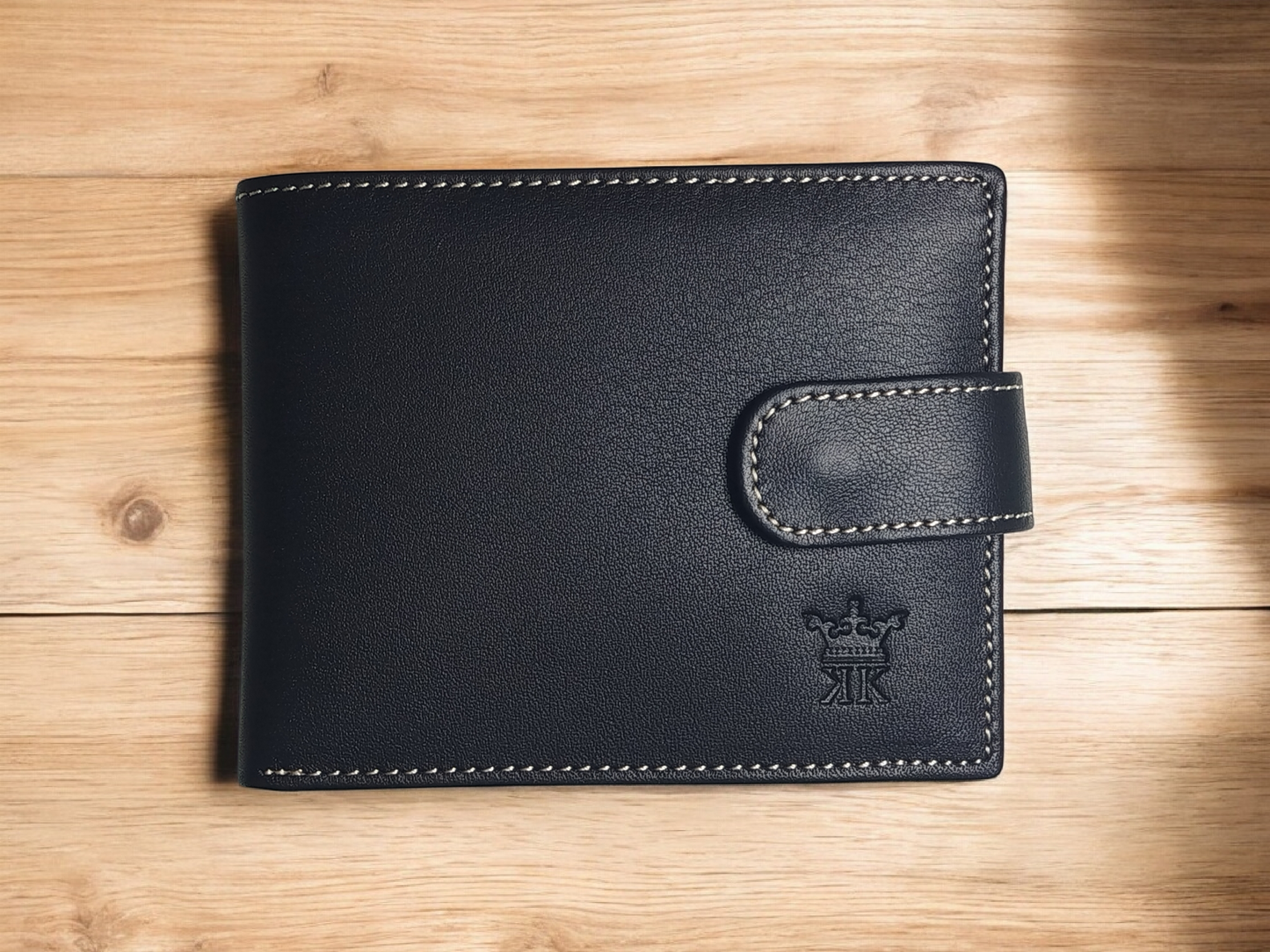 CARTERA DE PIEL COLOR NEGRO. CIERRE BROCHE