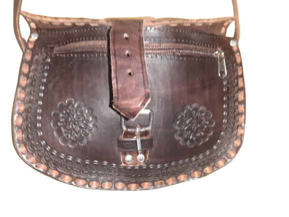 Bolso ovalado hebilla mediano labrado